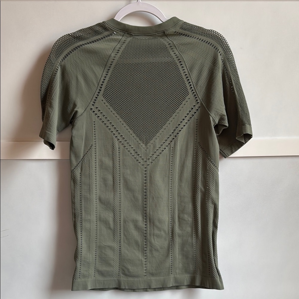 Athleta Green Short Sleeve Athletic Top with Crew Neck and Raglan Sleeves - Picture 3 of 5